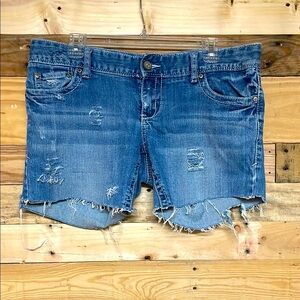 Maurice’s size 9/10 Stretchy Distressed Low-rise Medium Wash 6” Denim Shorts